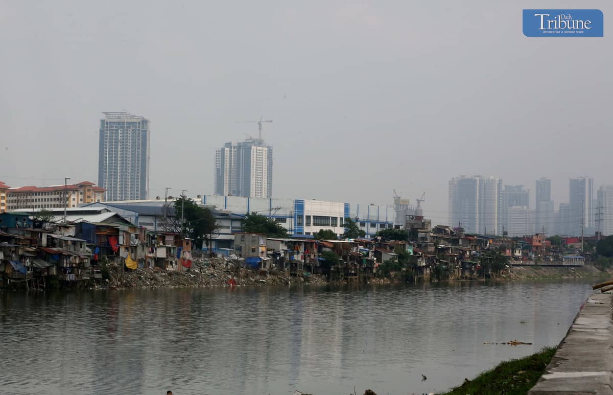 Smog is seen blanketing a building in Pasig on Monday. On Sunday night, the Department of Environment and Natural Resources monitoring stations detected unhealthy air quality levels in certain areas of Metro Manila which is suspected to be linked to increased vog emissions from the Taal Volcano. Photo/Analy Labor